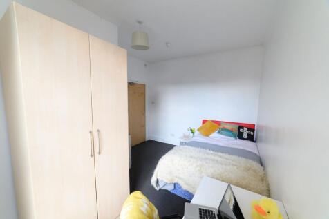 A cozy bedroom featuring a double bed with colo...