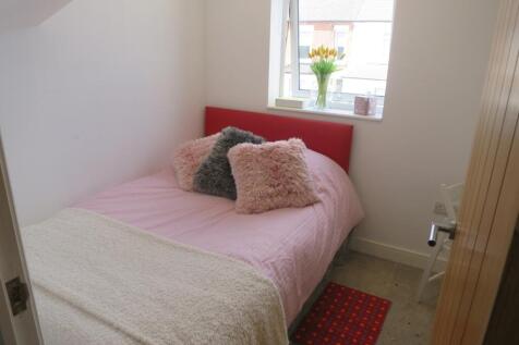 A cozy double bedroom featuring a comfortable b...