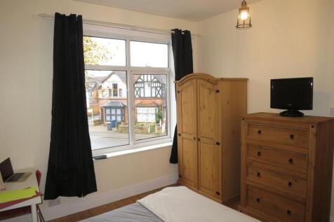 A cozy and well-maintained double bedroom featu...