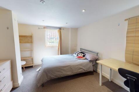 Bright and welcoming single bedroom with a comf...