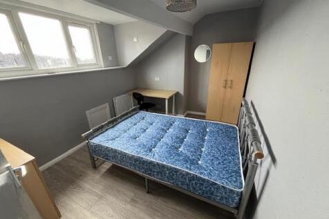 Bright and well-maintained student bedroom with...