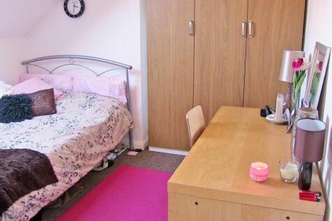 Bright, cosy bedroom with a double bed, study d...