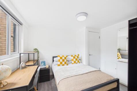 Bright, clean double bedroom with a comfortable...