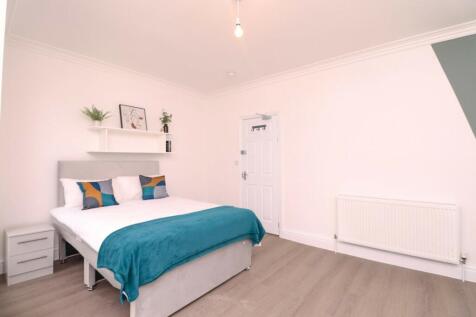 A bright and inviting double bedroom featuring ...