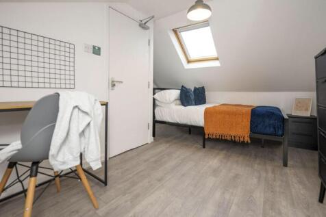 A bright and tidy double bedroom featuring a co...