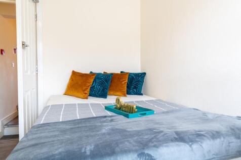 Bright, neatly presented bedroom with a comfy d...