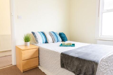 Bright, neatly presented double bedroom with a ...