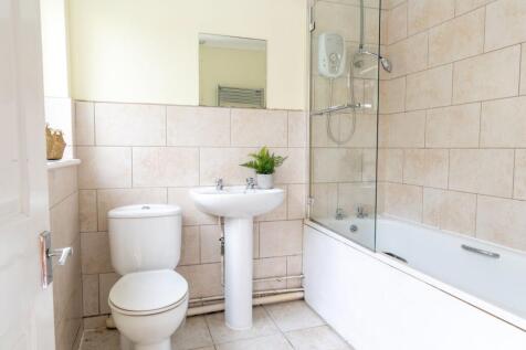 Bright, well-maintained bathroom featuring a fu...