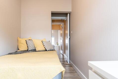 Bright, neatly presented bedroom with a cosy be...