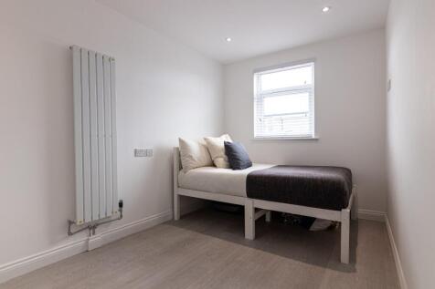 Bright, simply furnished single bedroom with ne...
