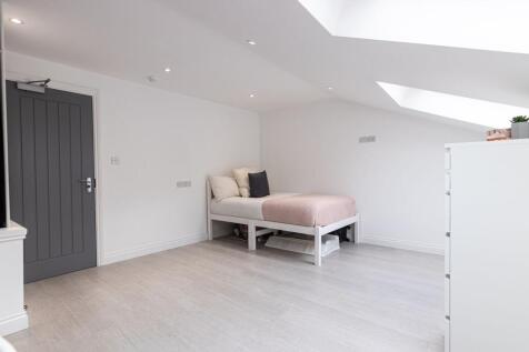 Bright, modern single bedroom with a comfortabl...