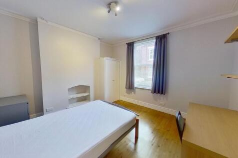 Bright, neutrally decorated double bedroom feat...