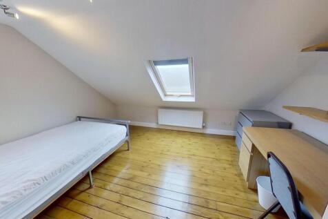 Bright, neatly presented attic bedroom with a s...