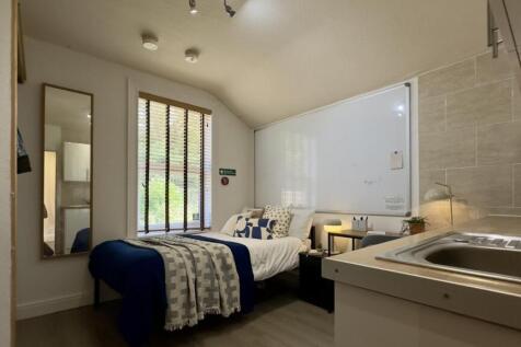 A bright and inviting double bedroom, perfect f...