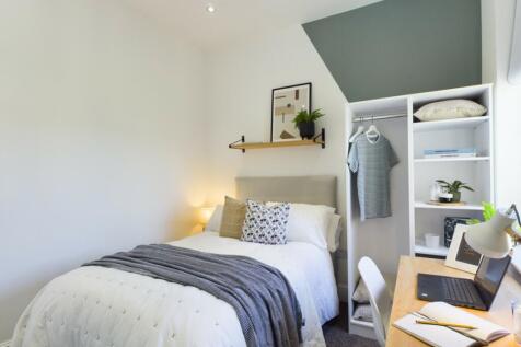 A bright and well-maintained double bedroom fea...