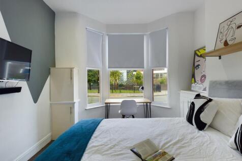 A spacious and bright large double bedroom feat...