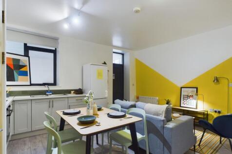 A spacious and inviting large modern living roo...