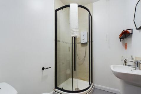 A modern and clean bathroom featuring a spaciou...