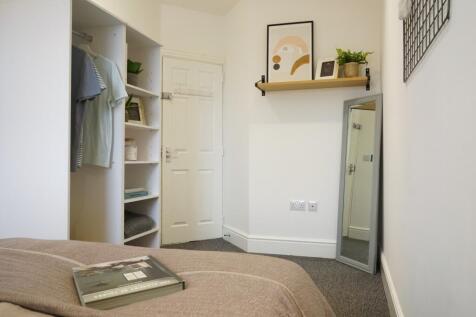 A stylish and well-maintained double bedroom fe...