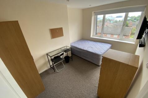A bright and spacious double bedroom with great...