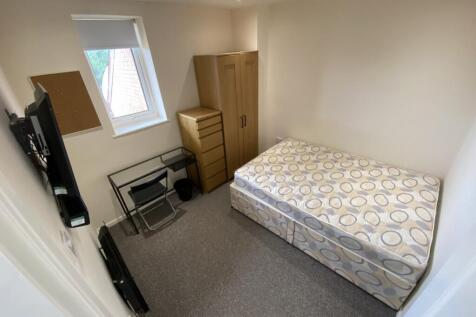 A bright and tidy double bedroom, perfect for s...