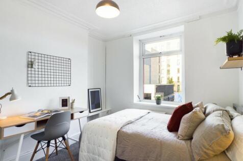 A bright and inviting double bedroom perfect fo...