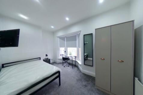 A bright and spacious double bedroom, perfect f...