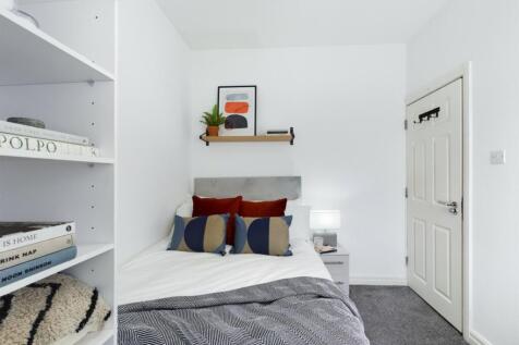 A tidy and well-decorated double bedroom featur...