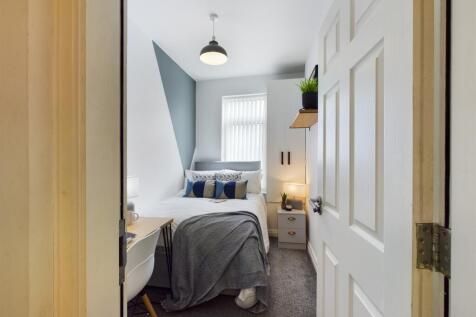 A bright and inviting double bedroom, perfect f...