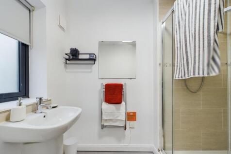 A modern and clean bathroom featuring a spaciou...