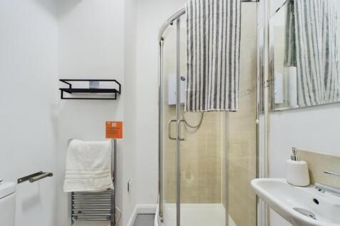 A modern and clean bathroom featuring a spaciou...