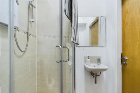 A modern and clean bathroom featuring a spaciou...