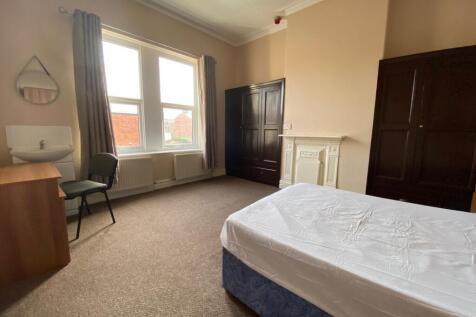 A spacious and bright double bedroom perfect fo...