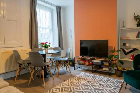 A bright and inviting large modern living room ...