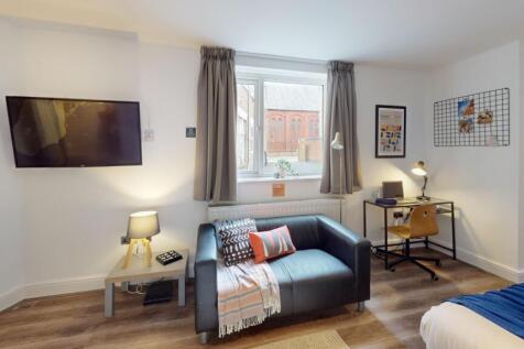 A spacious and well-lit large double bedroom fe...