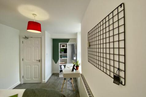 A bright and tidy double bedroom with modern de...