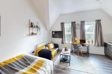 A spacious and inviting large double bedroom fe...