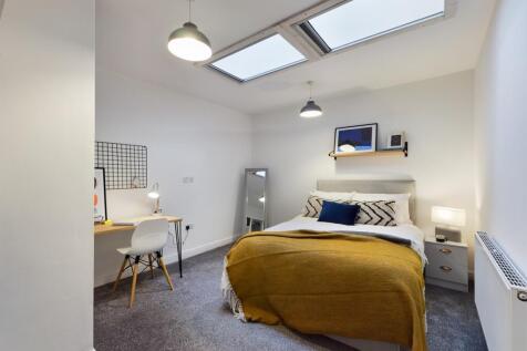 A spacious and bright large double bedroom feat...