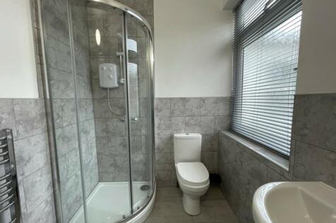 A modern and clean bathroom featuring a spaciou...