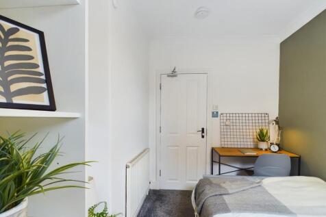 A bright and inviting double bedroom with moder...