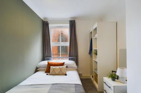 A cozy and inviting double bedroom with good li...