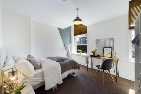 A spacious and inviting large double bedroom fe...