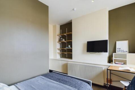 A cozy and inviting double bedroom featuring mo...