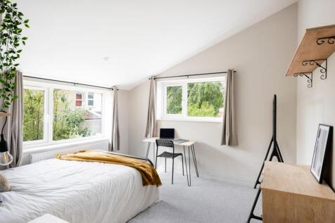 Bright, well-presented double bedroom with larg...