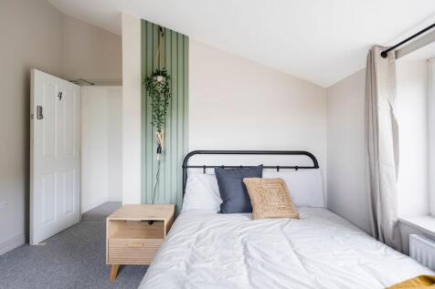 Bright, neatly styled double bedroom with a met...
