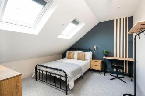 Bright, stylish attic double bedroom with two s...