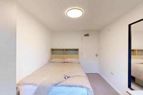 A bright and welcoming double bedroom with a ne...
