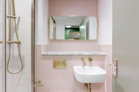 A clean and well-maintained bathroom suite feat...