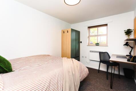 Bright, tidy single bedroom with a comfortable ...