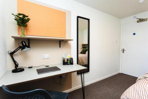 Neat single bedroom with a built-in study area ...